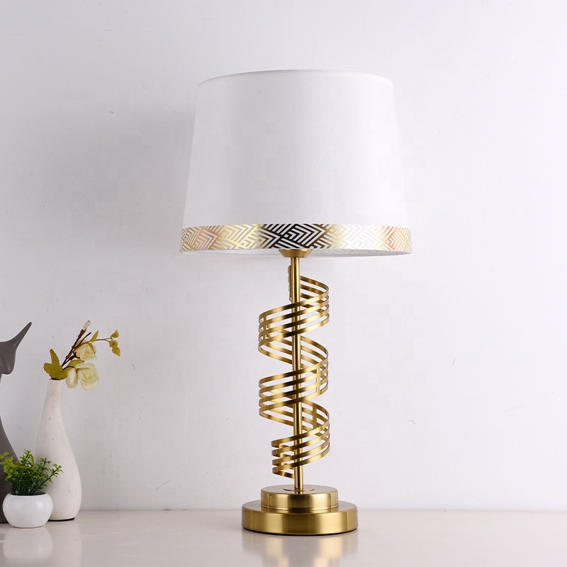 Geometric Lamp Shade - Lámpara de Mesa de Estilo Europeo